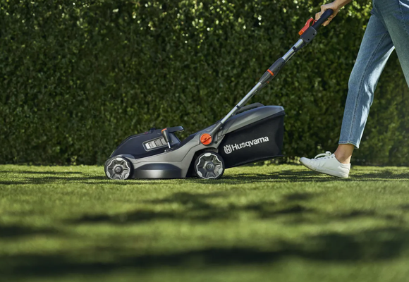 Pack cortac�sped Husqvarna Aspire LC34 34 cm + 2 bater�as 18 V 4 Ah y cargador 18-C70